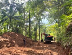 Warga Twelagiri Banjarnegara Patungan Perbaiki Jalan Antarwilayah